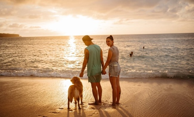 Dahlia Poland dan sang suami Fandy Christian di pantai. [Instagram]